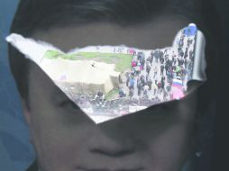 Vista de un grupo de prorrusos a través de un retrato del ex presidente Viktor Yanukovich en la sede del gobierno. EFE /