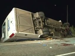 El autobús con 15 jóvenes y tres adultos choca con el vehículo agrario y vuelca cerca de la población de Castuera. ESPECIAL /