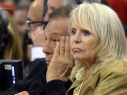 Sterling (izq) fue supendido de por vida del equipo de la NBA y se le sancionó una multa de 2.5 MDD por sus comentarios racistas. ARCHIVO /