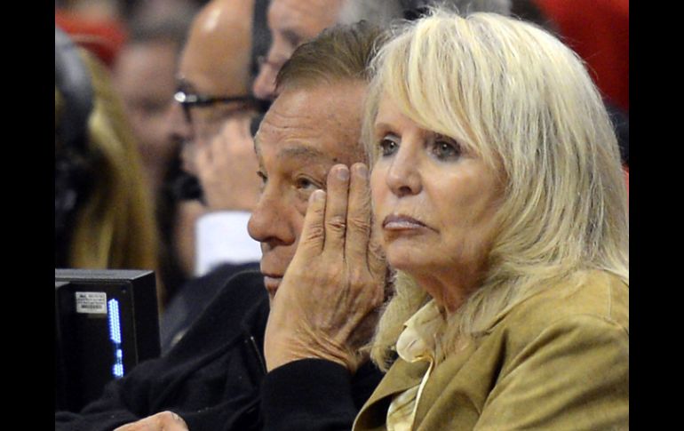 Sterling (izq) fue supendido de por vida del equipo de la NBA y se le sancionó una multa de 2.5 MDD por sus comentarios racistas. ARCHIVO /