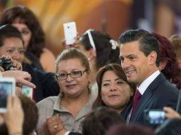 Durante el evento, Peña Nieto accede a tomarse ''selfies'' con madres asistentes. ESPECIAL /
