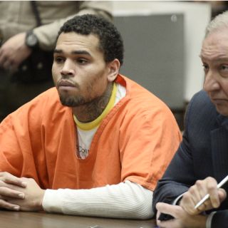 Dan prisión adicional a Chris Brown