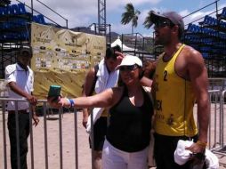 Unos cuantos aficionados, se quedaron para tomarse la foto con los ganadores y sacarles un autógrafo.  /