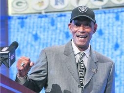 Willia Brown, ex esquinero de Oakland sonrie tras el anuncio del fichaje de Derek Carr, proveniente de la Estatal de Fresno. AP /