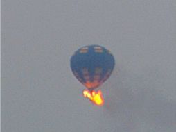 Según testigos presidenciales, el globo se incendia en el aire tras impactar contra un cable del tendido eléctrico. EFE /
