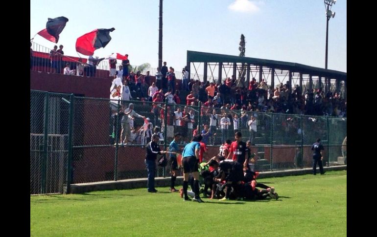Los Rojinegros celebran su triunfo sobre las Águilas y su pase a la final del Sub 17. Foto: @atlasoficial. ESPECIAL /
