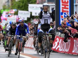 El ciclista Marcel Kittel celebra al cruzar la línea y ser el ganador de la segunda etapa del Giro de Italia. AFP /