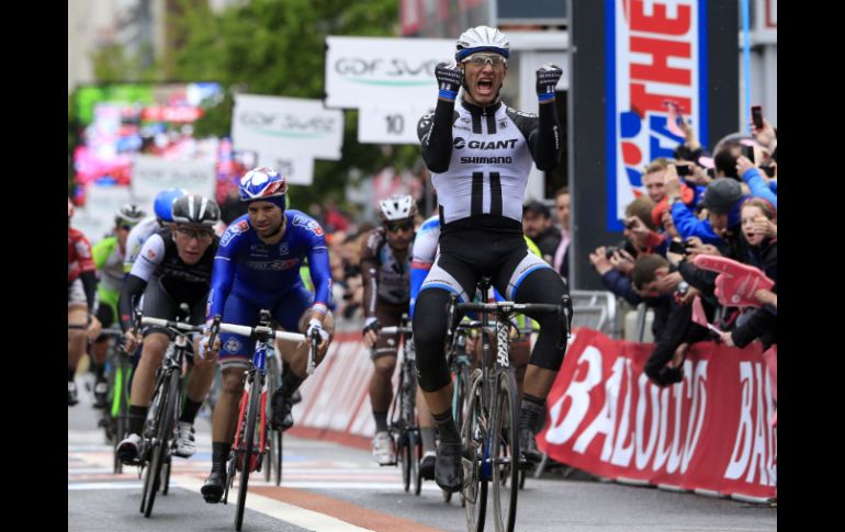 El ciclista Marcel Kittel celebra al cruzar la línea y ser el ganador de la segunda etapa del Giro de Italia. AFP /