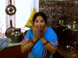 En el clip se ve a la mamá del hombre sorprendida por la visita de su hijo. ESPECIAL /