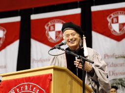 Page dijo a los egresados que su amor por la música los sontendrá a través de los giros y vueltas que ésta de adelante. AP /