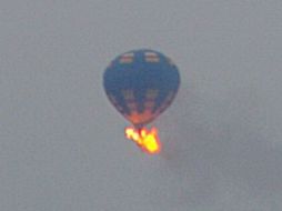 El globo se incendia tras chocar contra líneas eléctricas. AP /