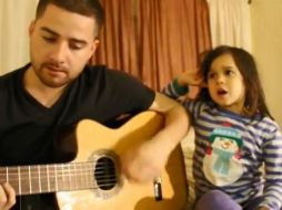 Jorge Narvaez canta junto a su hija Alexa 'Home' para apoyar a su madre a ingresar a Estados Unidos. ESPECIAL /