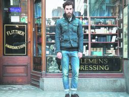 Estereotipos. Cualquiera que use barba (en el caso de los hombres), vista ligeramente extravagante, use lentes y se mueva en bicicleta.  /