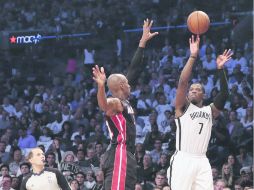 El guardia de los Nets de Brooklyn (der) logra un disparo sobre Ray Allen (izquierda) en la segunda parte del juego de ayer. AP /