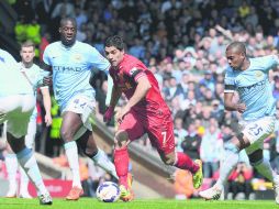Luis Suárez compite individualmente a nivel europeo contra Cristiano Ronaldo por la Bota de Oro, premio al mejor goleador de la UEFA. AFP /