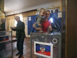 La pregunta en als boletas: ''¿Respalda usted la proclamación del acta de la autonomía estatal de la República Popular de Donetsk?''. EFE /
