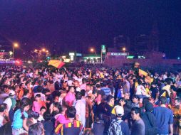 La mayoría eran jóvenes universitarios, pero también familias enteras se dieron cita en la Minerva para vitorear a sus héroes.  /