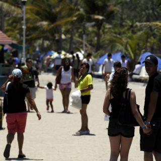 Un éxito, recuperación de playa en Barra de Navidad
