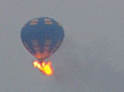 Un globo aerostático con tres personas a bordo se incendió en el aire tras impactar contra un cable del tendido eléctrico. ARCHIVO /