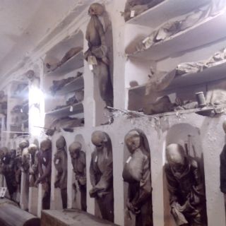 Muerte y misticismo se unen en catacumbas de momias de Palermo