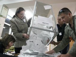 Miembros de la comisión de elección realizan el conteo de votos luego del referendo. EFE /