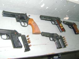 Un agente del Ministerio Público del Fuero Común investiga si algunas de las armas aseguradas están relacionadas con algún delito.  /