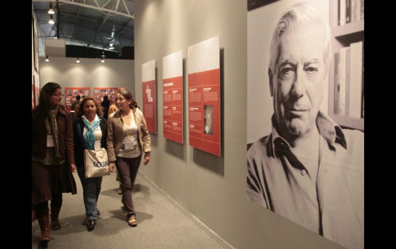 El pabellón de Perú fue el más visitado de la feria y la obra 'La ciudad y los perros' de Vargas Llosa, fue la más vendida. ARCHIVO /