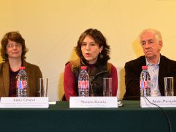 Norma García (al centro), cofundadora y miembro de la Orquesta, acompañada de los organizadores del evento. NTX /