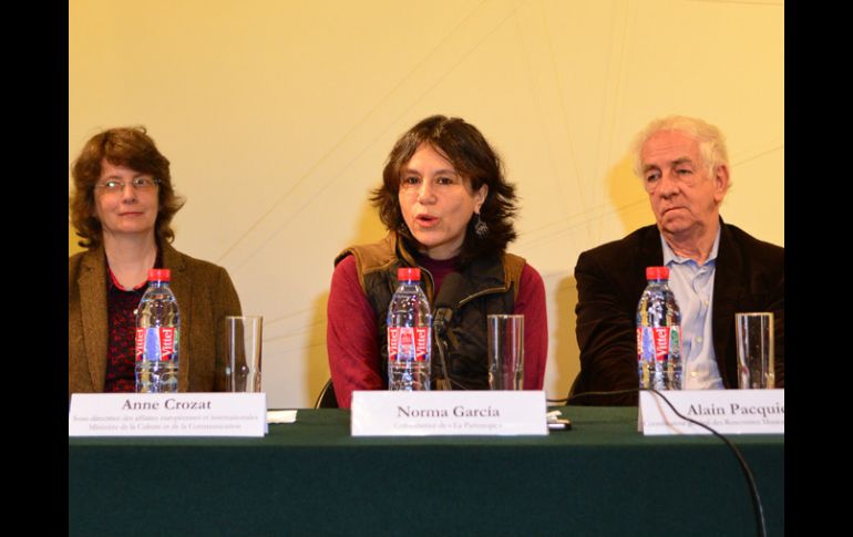 Norma García (al centro), cofundadora y miembro de la Orquesta, acompañada de los organizadores del evento. NTX /