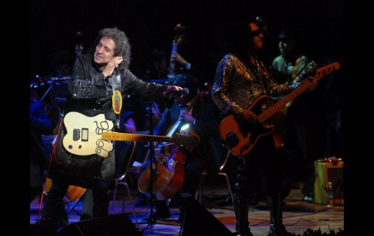 El Tri apareció en el escenario ante la ovación del público que prácticamente llenó el recinto. ARCHIVO /