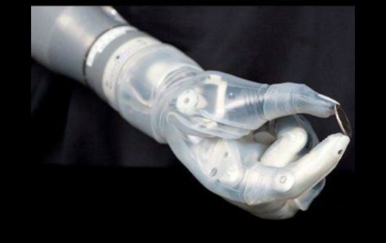 El brazo permite una variedad de hasta 10 movimientos humanos. ESPECIAL /