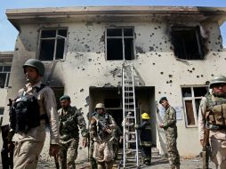 Personal de seguridad afgano salen de un edificio gubernamental en el este de Kabul. AP /