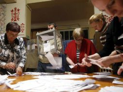 Miembros de la comisión de elección durante el conteo de los votos del referendo. ARCHIVO /