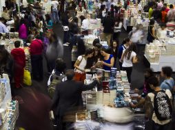 La 40 Feria Internacional del Libro de Buenos Aires culminó hoy con récord de un millón 200 mil visitantes. ARCHIVO /