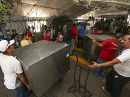 Algunos locatarios son reubicados en la explanada frente a la Preparatoria Jalisco.  /