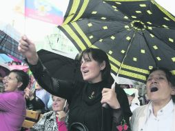 Festejo. Varias personas se reúnen para celebrar el resultado del referéndum frente al Monumento de Shevchenko, en Lugansk. EFE /