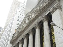 La mayoría de los índices reportaban alzas, tras conocerse déviles ventas minoristas en EU. ARCHIVO /