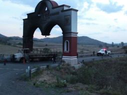 Ayer miembros del crimen organizado emboscaron un vehículo militar y lo incendiaron.  /