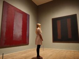 El restaurado 'Negro sobre marrón' cuelga junto a otros murales de Rothko como parte de la colección permanente del museo. AFP /