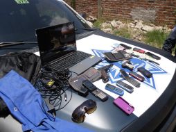 Aseguran una computadora portátil, nueve teléfonos celulares, más de mil pesos, una pistola del calibre .22 y otra del .25. ESPECIAL /