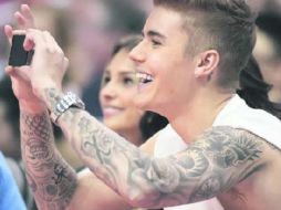 Pese a los abucheos en su contra, Justin trató de disfrutar del partido. ESPECIAL /