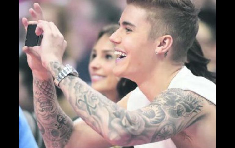 Pese a los abucheos en su contra, Justin trató de disfrutar del partido. ESPECIAL /