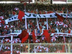 Los grupos violentos en el futbol argentino han causado muertes e incidentes. Twitter: @SomoosNosotroos. ESPECIAL /