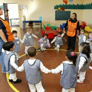 Maestra de preescolar recibe homenaje por 55 años de trayectoría