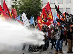 Los manifestantes se enfrentaron a la policía antidisturbios. EFE /