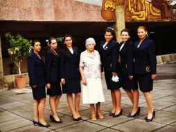 La maestra Ofelia Carrillo junto a la escolta de la Benemérita y Centenaria Escuela Normal de Jalisco. ESPECIAL /