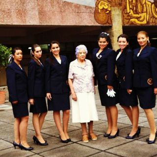 Maestra de educación física suma 74 años de servicio