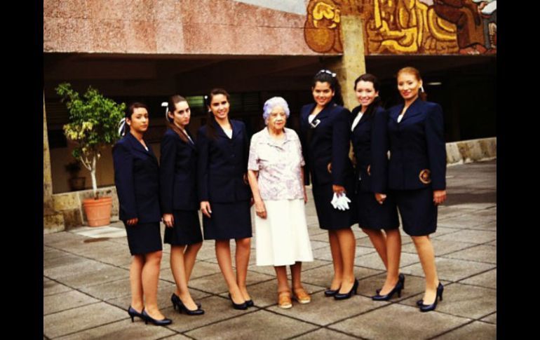 La maestra Ofelia Carrillo junto a la escolta de la Benemérita y Centenaria Escuela Normal de Jalisco. ESPECIAL /