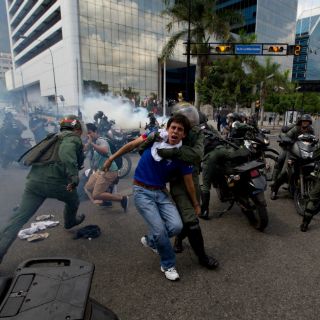 Detienen a 40 universitarios en Caracas tras protesta