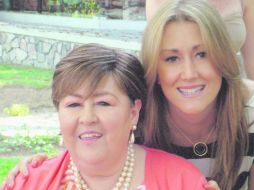 La festejada. Gaby con su hija Jany Fernández de Castro.  /